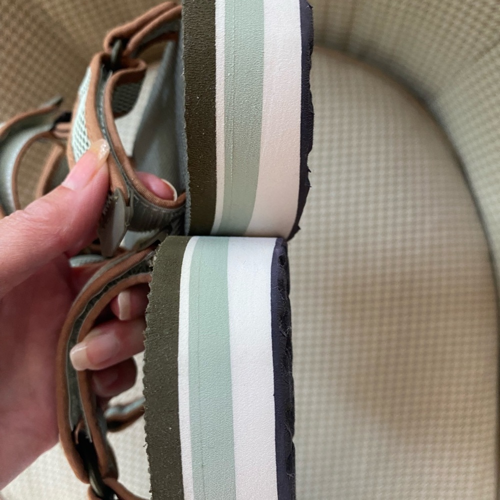 Teva Flatform universal wedge Brown and Olive Sandals. HOST PICK 🎉🎉🎉🎉 - Picture 4 of 9